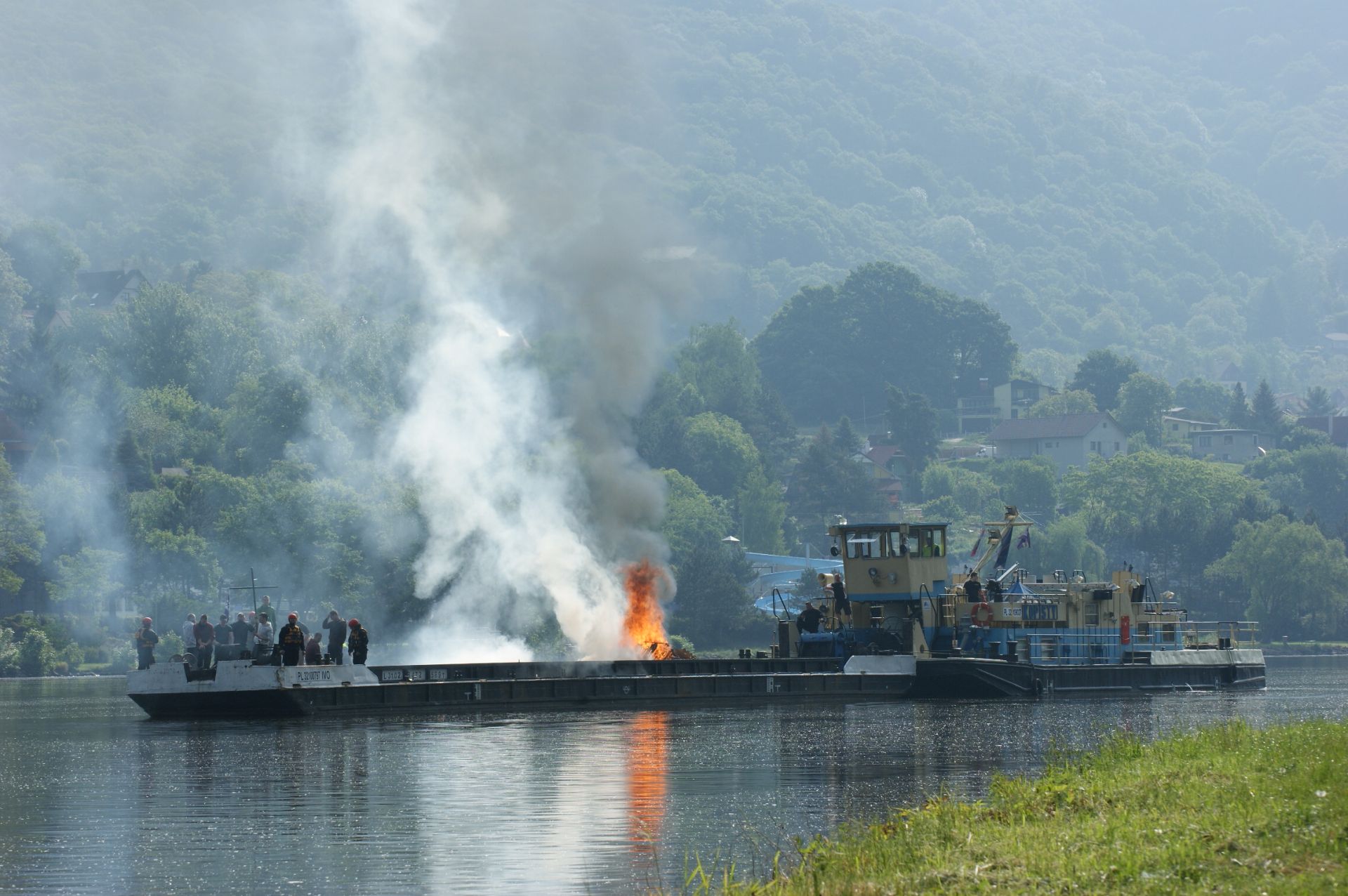 Požár nákladní lodi nelegálně převážející uprchlíky. Foto: HZS/Lukáš Marvan